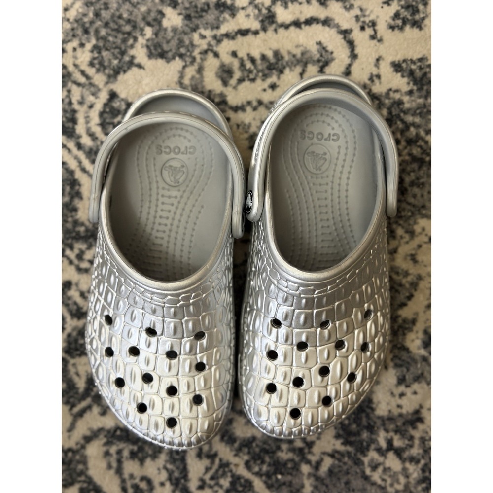 New Crocs Unisex-Adult Classic Crocskin Clogs Silver Metallic Size 4 Men 6 Wmn